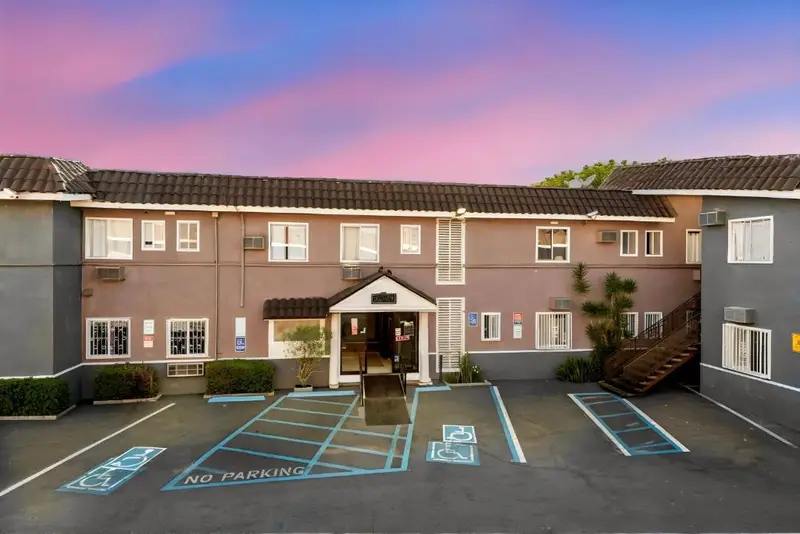 Encore Inn Inglewood, photo 1