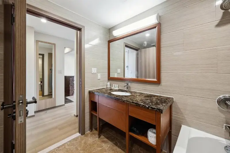 Ramada by Wyndham Flushing Queens, photo 2